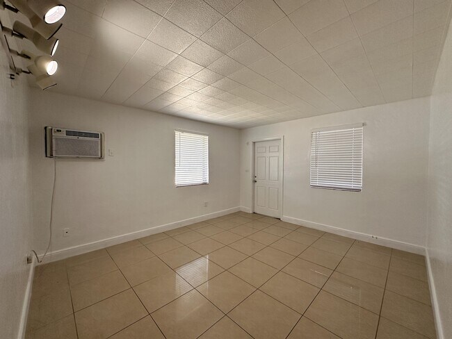 Building Photo - 4771 NE 17th Dr