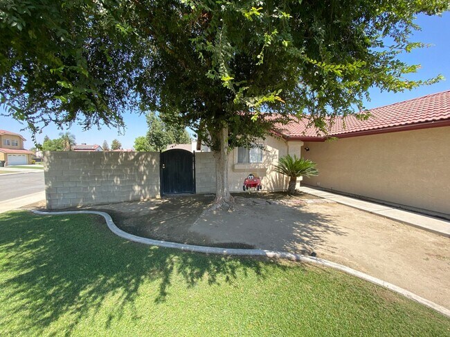 Foto del edificio - Newley Remodeled 3 BD 2 BA house on corner...