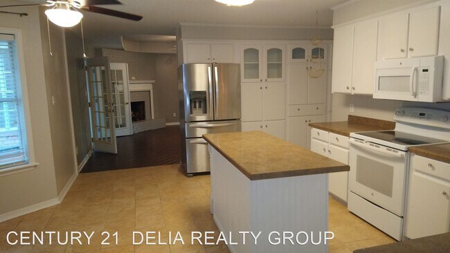 Building Photo - 4 br, 2.5 bath House - 910 Charleston Place