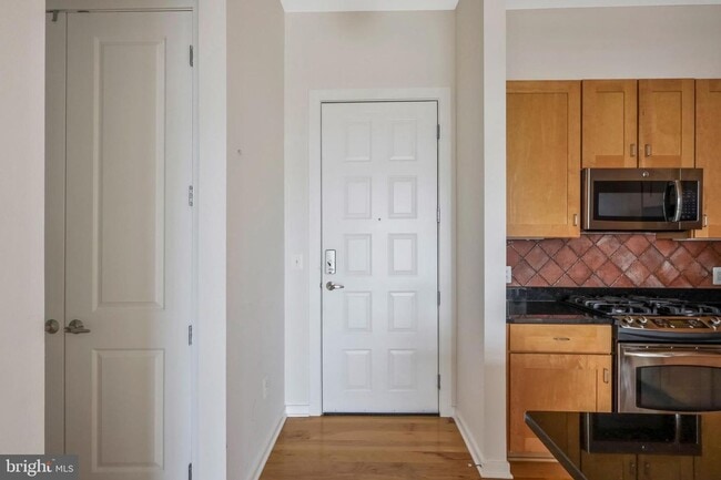 Building Photo - Welcome home to one of Arlington's most sought after neighborhoods.