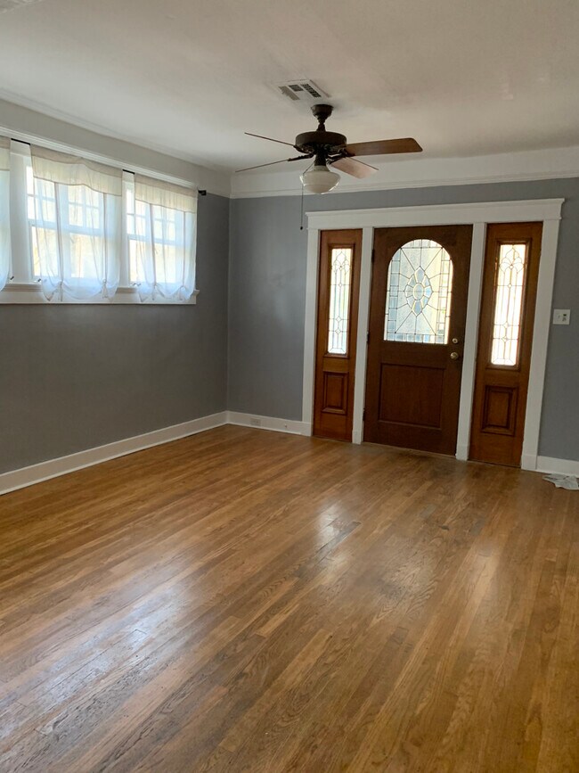 Living Room/dining 13 x 27 - 8016 Belfast St