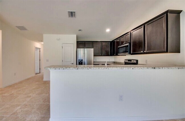 Foto del edificio - 3 Bedroom 2 Bath 1 Car Garage In Cape Coral!