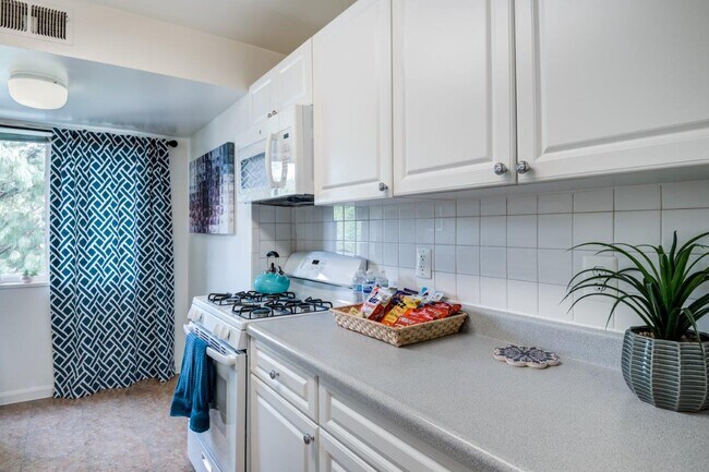 Building Photo - Stoneridge at Mark Center Apartment Homes