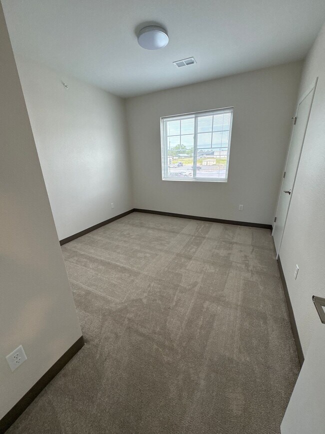 Building Photo - Private Entrance with a Townhome Feel