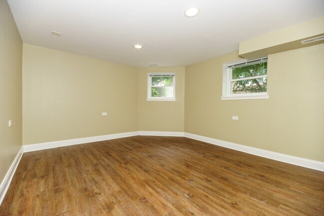 Foto del edificio - 2433 W Fargo Ave