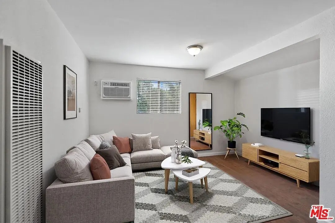 Foto principal - 817 N Hobart Blvd