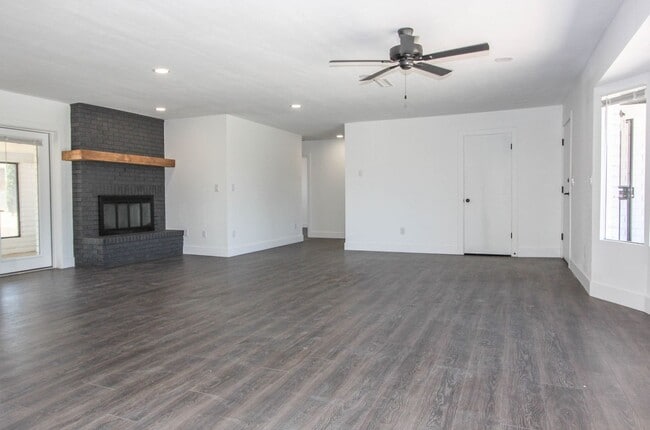 Foto del edificio - 3 bedroom 2 bathroom with AZ room