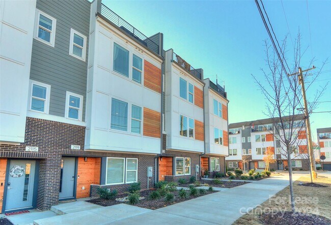 Building Photo - 2123 Isom St