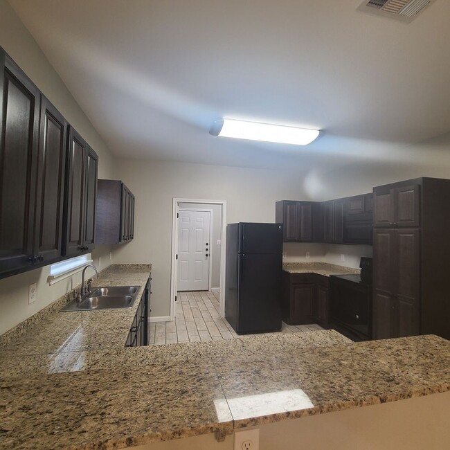 Building Photo - 3 bedroom 3 bathroom home available in July!