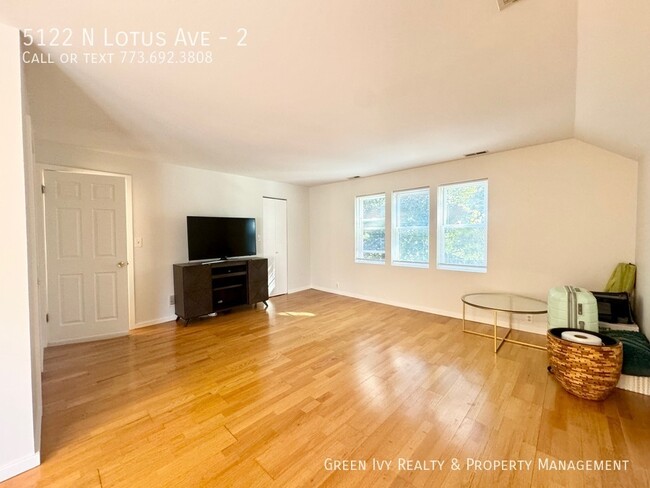 Building Photo - Incredible Jefferson Park, Updated, 3 Bed,...