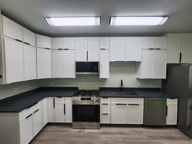 Building Photo - Awesome single-level studio with ample sto...