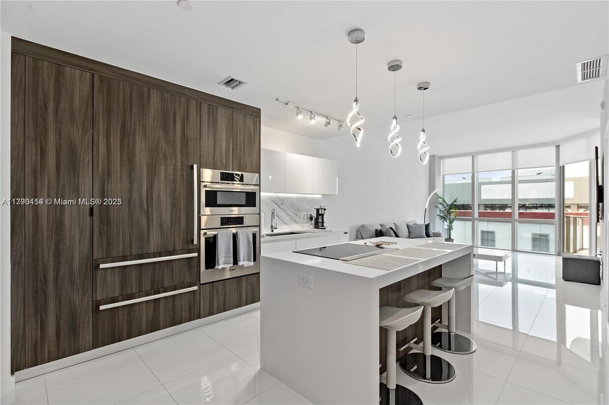 Foto principal - 851 NE 1st Ave
