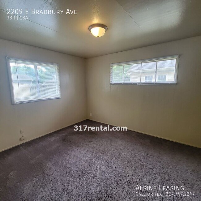 Building Photo - Near Southeast 3BR House w/Fenced Yard!