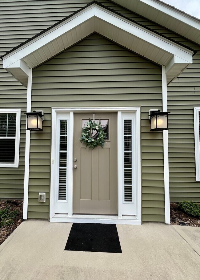Building Photo - Beautiful Townhome on the Eastside of Gree...