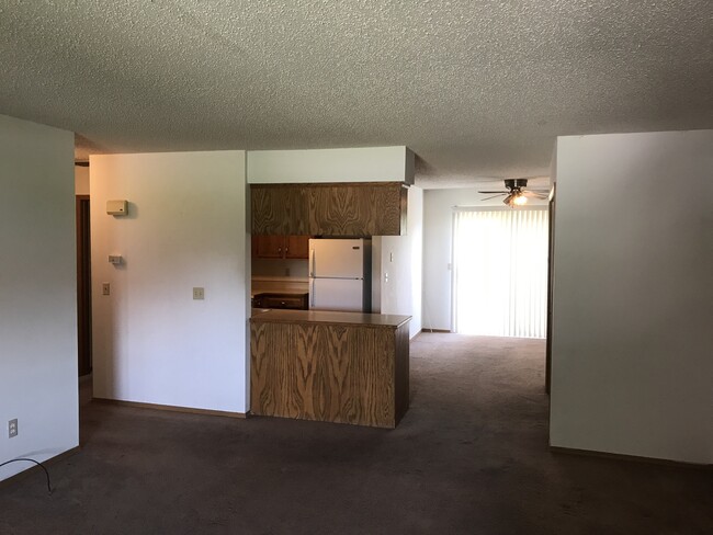 Building Photo - 2 Bedroom 2 Bathroom duplex with 2 car gar...