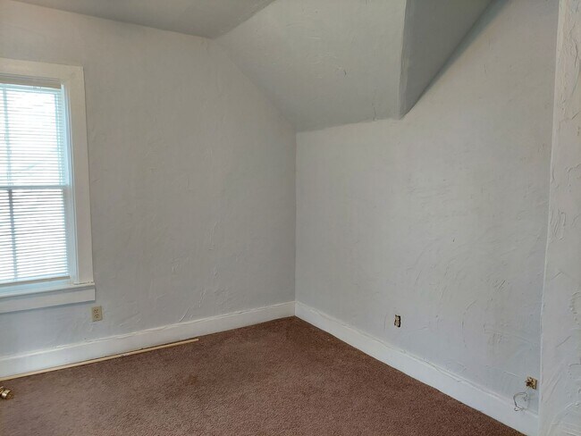 Building Photo - 533 S Jackson St