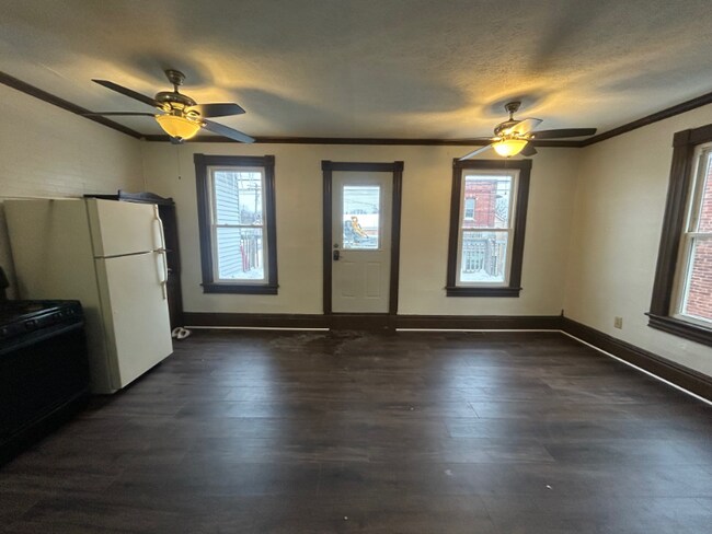 Foto del edificio - 102 S Main St