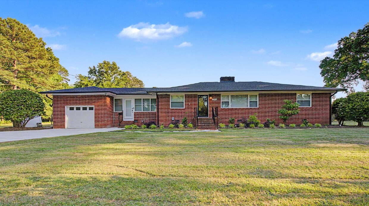 Charming 3-Bed/2.5-Bath Ranch in Durham - Charming 3-Bed/2.5-Bath Ranch in Durham