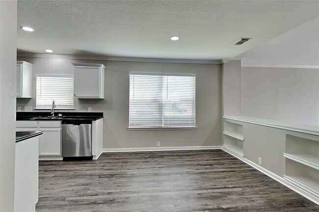 Foto del edificio - 4730 Woodsend Ln