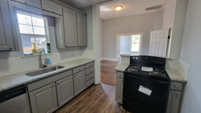 Building Photo - Cleburne Cutie