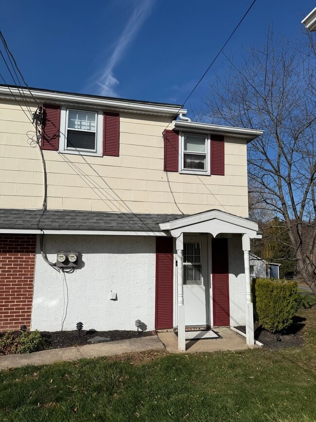 Building Photo - 815 Grosstown Rd