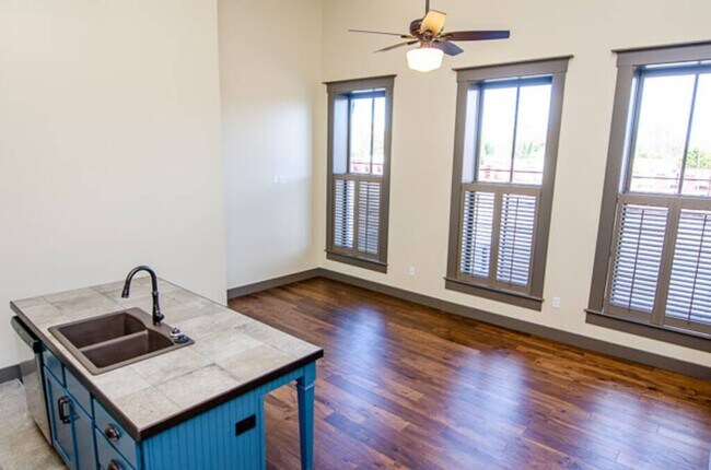 Foto del edificio - C Street Loft Available Now!