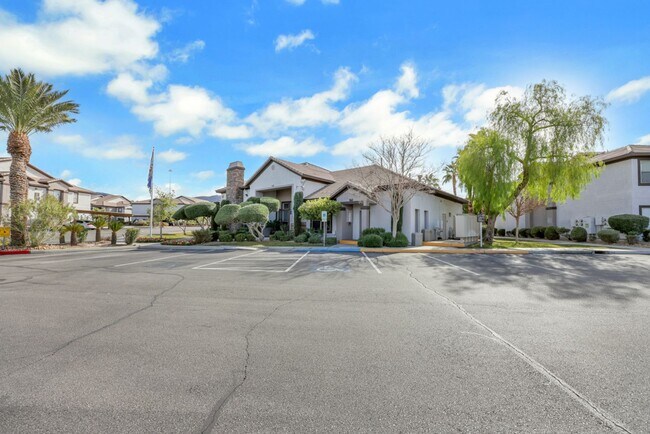 Foto del edificio - Bright Ground-Floor Condo in Gated Traverse Point with Pool & Spa Amenities