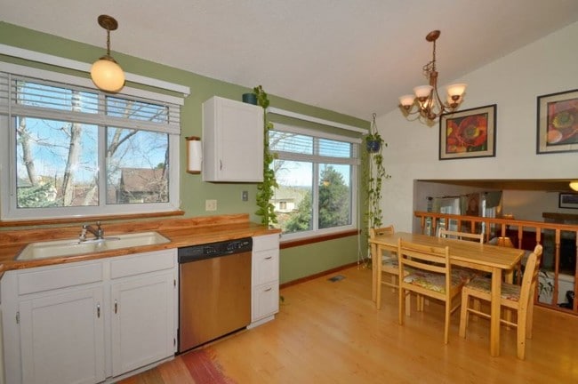 Building Photo - Fantastic 4BR, 3.5BA! Deck, FP, great yard, location!! (Regal)