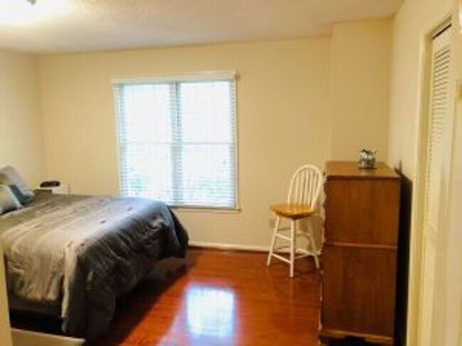 Building Photo - 517 Coldstream Dr