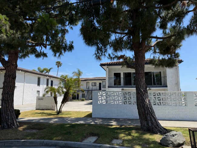 Foto del edificio - 24242 Santa Clara Ave