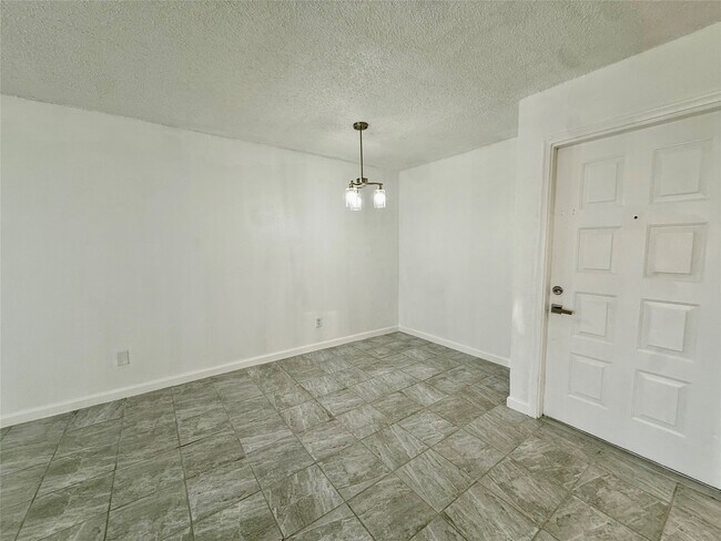 Building Photo - 2830 S Bartell Dr