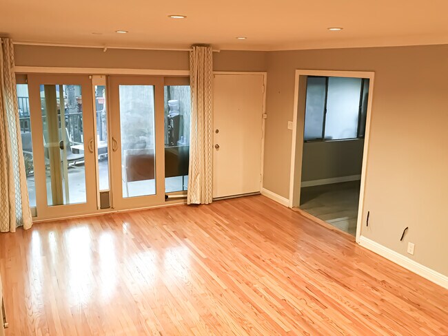 Building Photo - 1734 Grevelia St