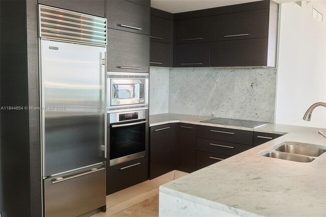 Building Photo - 900 Biscayne Blvd