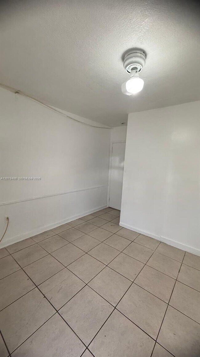 Foto del edificio - 725 Opa-locka Blvd