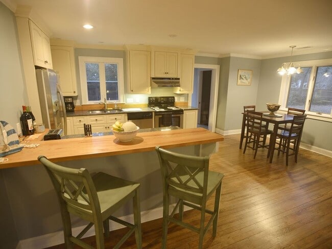 Building Photo - Charming 2BR/1BA Home in West Ashley – W/D...