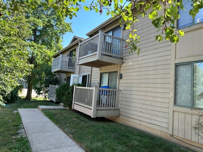 Building Photo - Updated 2Bd 1Bth Condo in Kirkwood