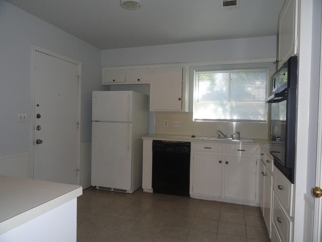 Building Photo - 5821 Dolores St