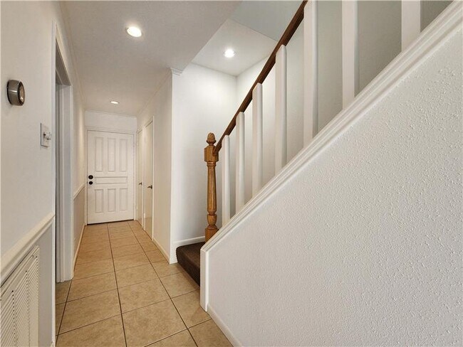Building Photo - 6340 Chevy Chase Dr