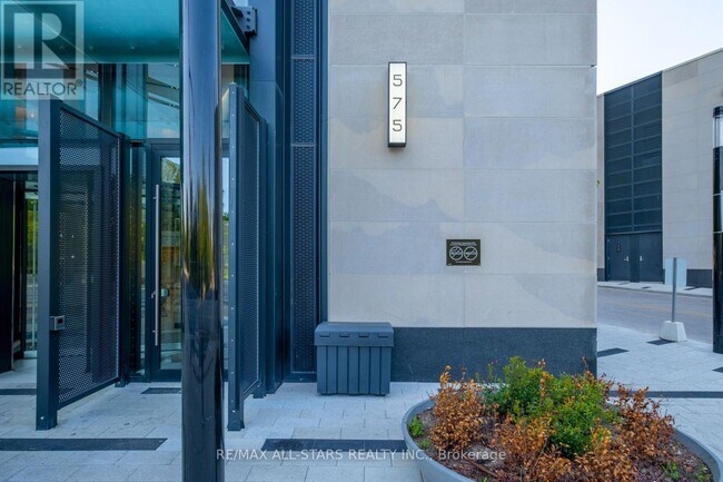 Building Photo - 575 Bloor St E