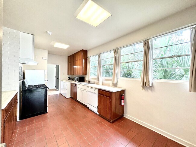 Foto del edificio - Vintage 2BR/2BA on Stanford Ave with Huge Fenced Yard & Lawn Care Included
