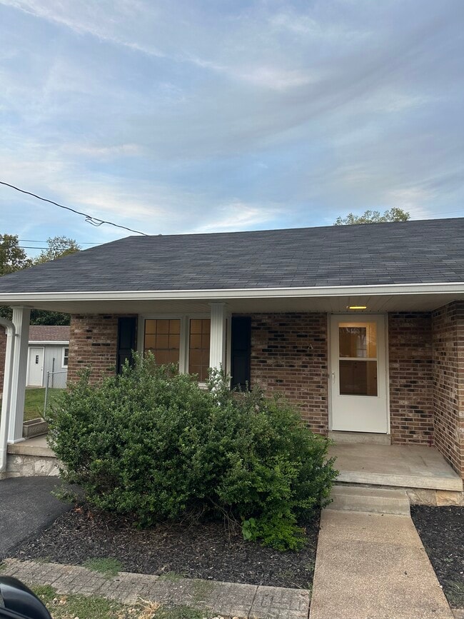 Building Photo - 2108 Southland Dr