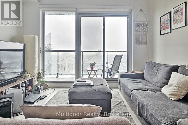 Photo du bâtiment - 2220 Lake Shore Blvd W