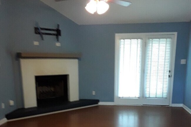 Building Photo - 621 Six Lakes Dr