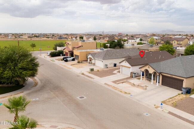 Foto del edificio - 2232 Honour Point Pl