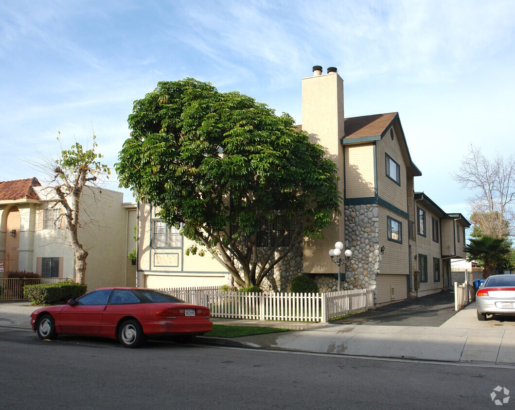 tree coverage. No alt/pri - clear view. This is the best shot. - 5445 Bellingham Ave