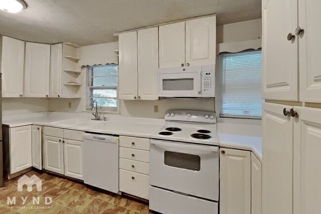 Building Photo - 5860 Ronnie Dr