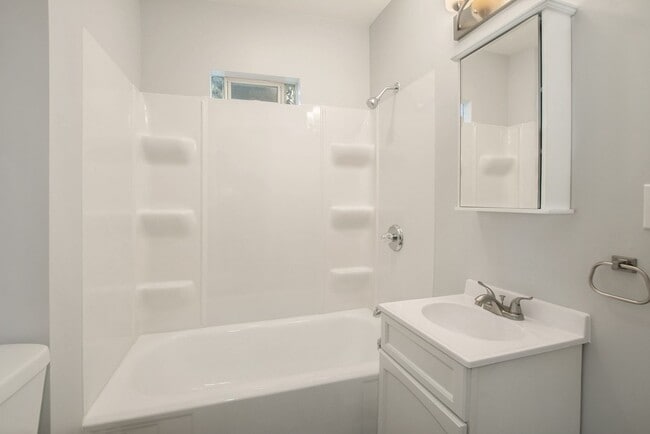 Building Photo - 348 Quimby St NE