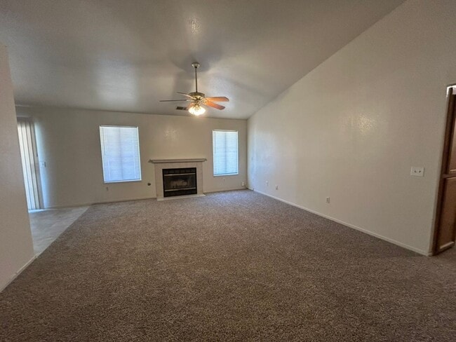 Foto del edificio - 3 bedroom 2 bathroom in a cul-de-sac home!!