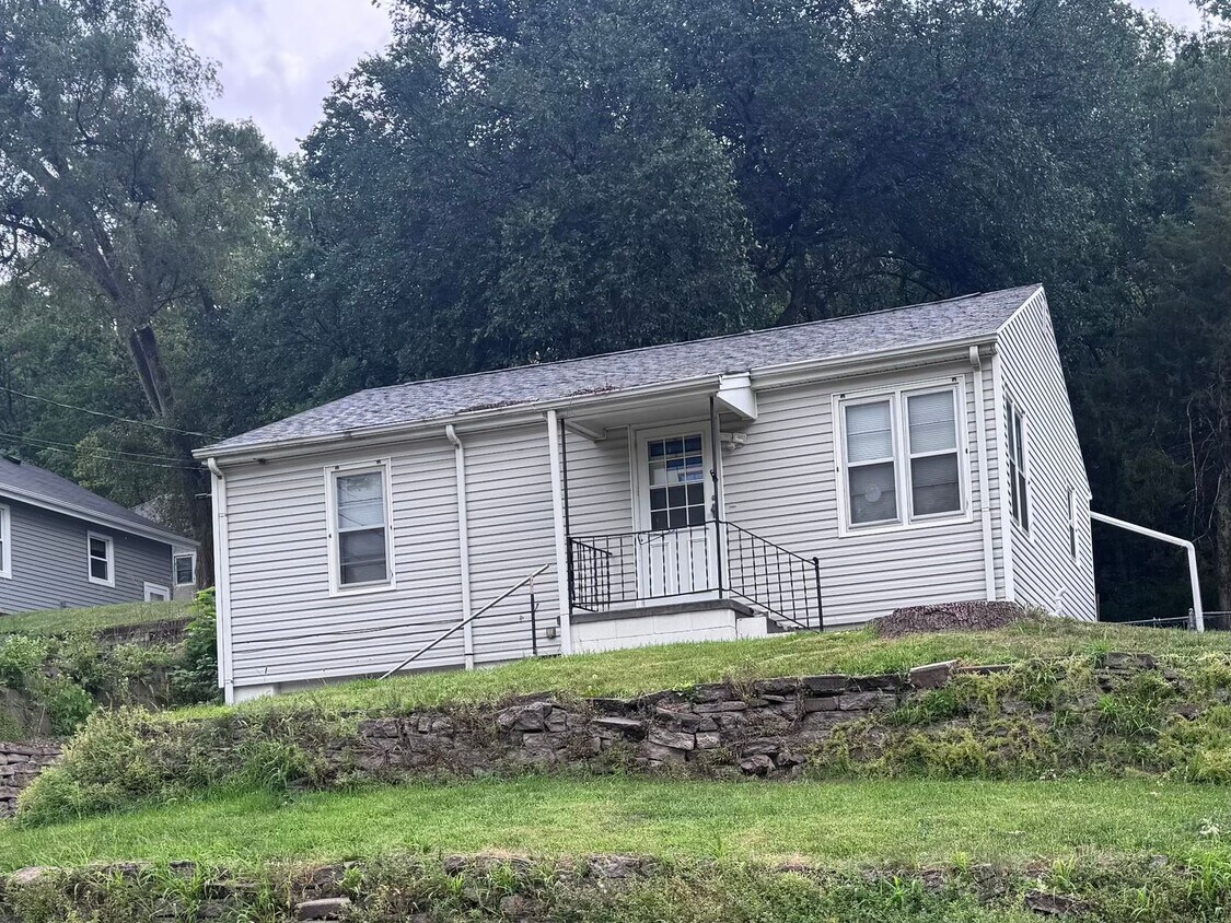 Primary Photo - Spacious 2 Bedroom Home with Finished Base...