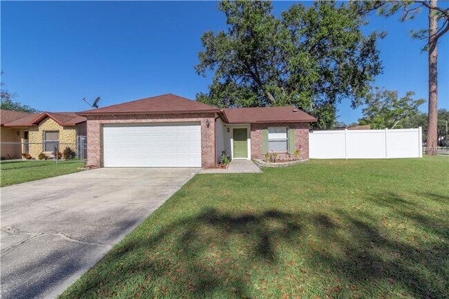 Foto del edificio - Freshly Painted 3/2 with Fenced Yard & Fireplace!